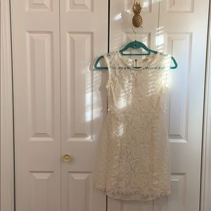 Malloy ✨3 for $25✨White Lace Dress High Neckline Size Medium